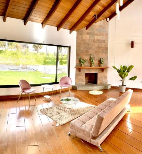 Quito Airport Suites Hotel in ตาบาเบลา