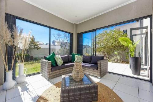 Urban Oasis - 3 Bedroom Home - Sandton