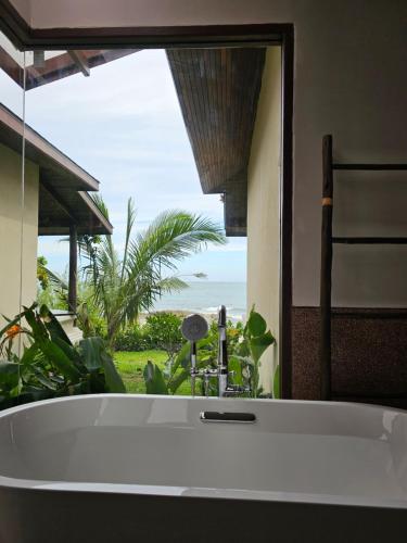 Bathroom, Samed Tamarind Beach Resort in Ao Pudsa