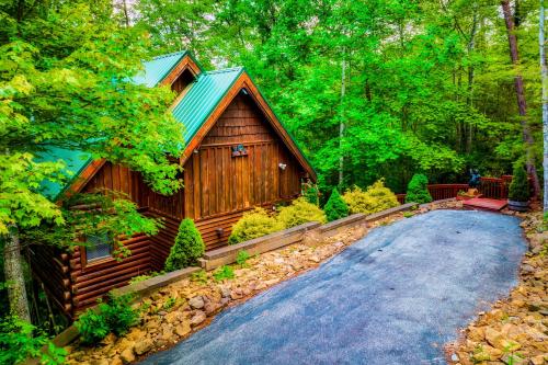 CABIN in a GATED RESORT with SEASONAL RESORT POOL