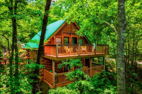 CABIN in a GATED RESORT with SEASONAL RESORT POOL