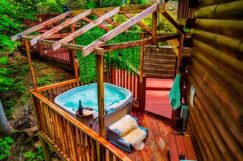 CABIN in a GATED RESORT with SEASONAL RESORT POOL