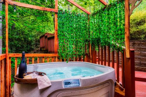 CABIN in a GATED RESORT with SEASONAL RESORT POOL