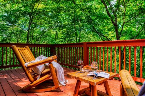 CABIN in a GATED RESORT with SEASONAL RESORT POOL