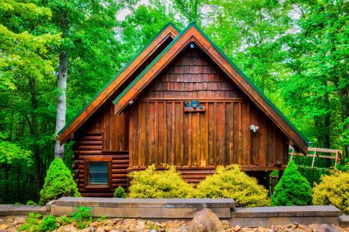 CABIN in a GATED RESORT with SEASONAL RESORT POOL