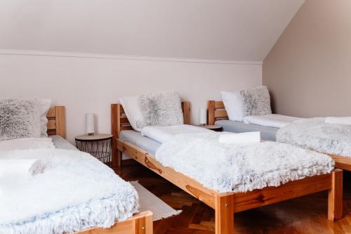 3 twin beds