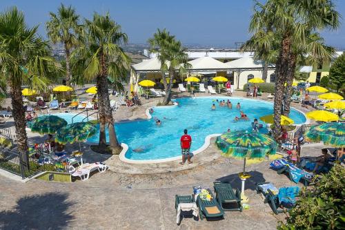 泳池, Villino Sabina in 奇維泰拉德爾特龍托