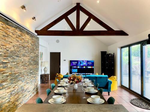 6 Bedroom Bungalow Ascot Racecourse LegoLand Windsor Castle 75" TV