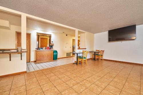 Econo Lodge - image 7