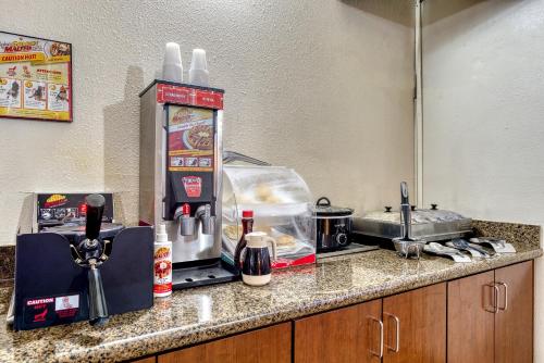 Super 8 by Wyndham Alamosa - image 14
