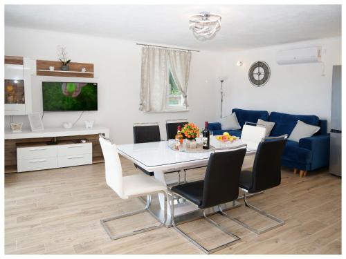 Létesítmények, House Luketini dvori in Siroke