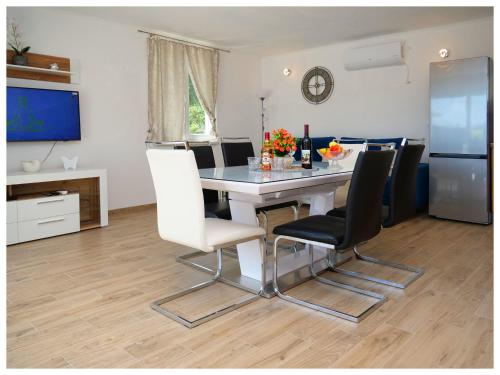 Létesítmények, House Luketini dvori in Siroke