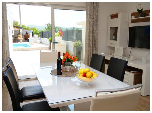 Létesítmények, House Luketini dvori in Siroke