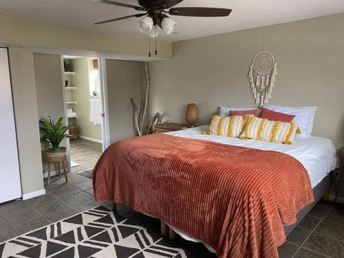 Pet Friendly! And Your Cozy Lakeside Retreat in Glenn, USA