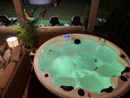  Casa Victoria garden con Jacuzzi y piscina in Caldas de Reis