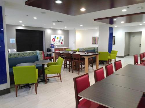 Holiday Inn Express Hotel & Suites Albuquerque Midtown by IHG in Albuquerque, USA