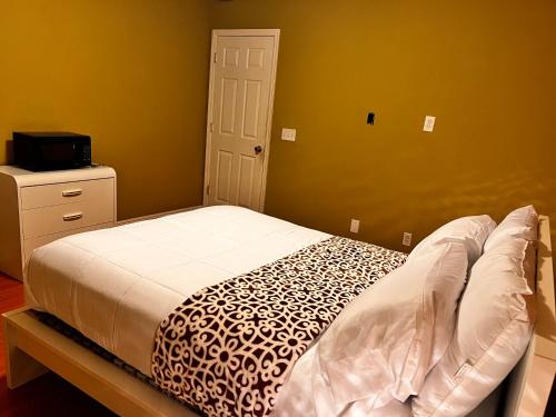 Spotless guest room with shared bathroom Spotless guest room with shared bathroom