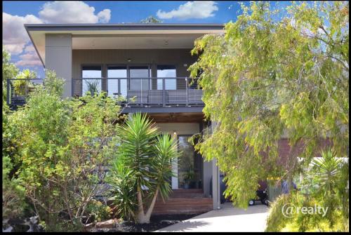 Three-Bedroom House image 10