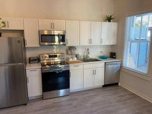 Chic Bungalow Apartment steps from Armature Works & Downtown Riverwalk in Tampa, USA