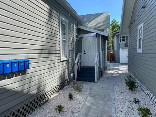 Chic Bungalow Apartment steps from Armature Works & Downtown Riverwalk