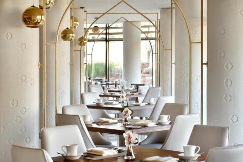 Restaurant, Riyadh Diplomatic Quarter - Marriott Executive Apartments near Tuwaiq Palace
