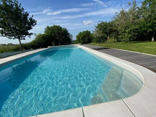 Peldbaseins, Longère normande, parc, piscine. (Longere normande, parc, piscine.) in Tremont