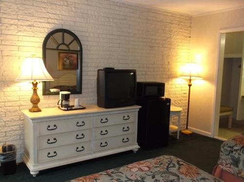 Azalea Inn & Suites – Wilmington, NC