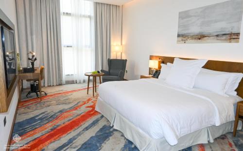 Deluxe King Room image 6