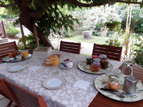 Au Bosquet, chambre et salle de bains avec petit déjeuner à 600 m du centre dans un cadre calme et verdoyant - Accommodation - Salies-de-Béarn