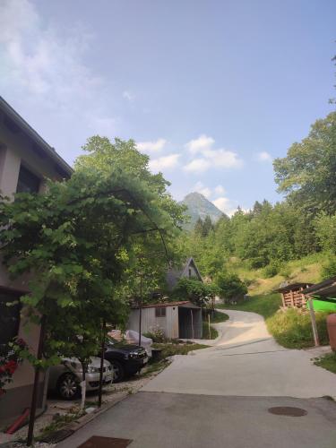 Bližnja okolica, Počitniško stanovanje Aurora (Pocitnisko stanovanje Aurora) in Kal-Koritnica