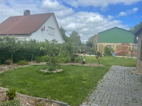 Haus zwischen Nord- und Ostsee Garten&Spielplatz in Blumenthal