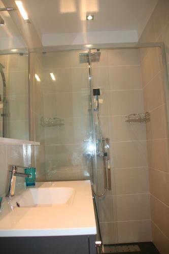 STUDIO LUXE 600M PLAGE AVEC SPA POUR 4 PERS near La Taverne du Troll a Agde
