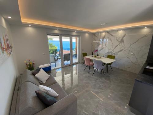 Luxury Beachfront Villa Carlisa