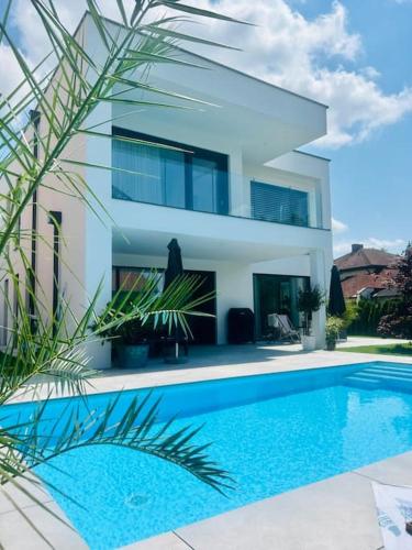 Exklusive Designervilla mit Pool