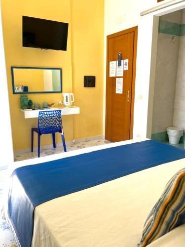 Double Room with Balcony image 5