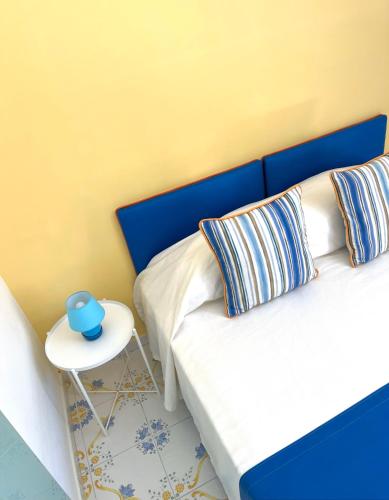 Double Room with Balcony image 9