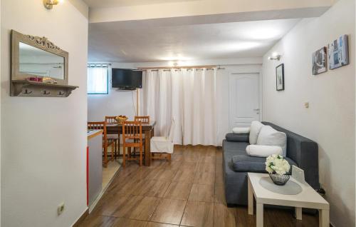 3 Bedroom Beautiful Apartment In Mirca