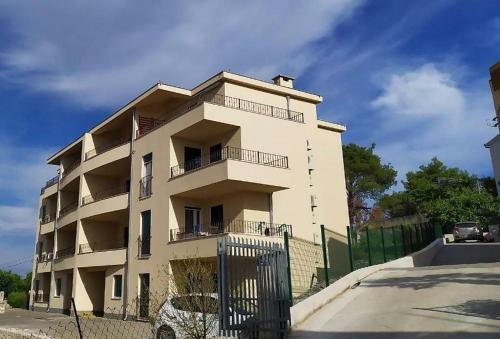  Apartment Veronika in Okrug Gornji