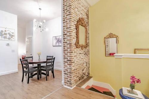 Historic District Apartment Quiet Street Central Location! thumb 2