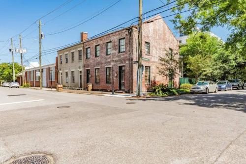 Historic District Apartment Quiet Street Central Location! detail