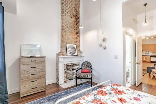 Historic District Apartment Quiet Street Central Location! detail