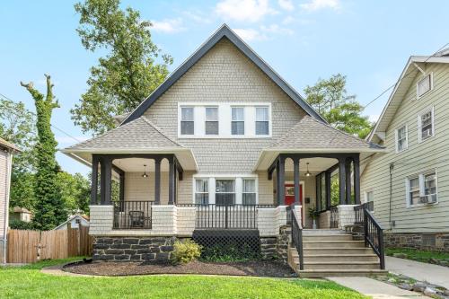 Cozy 4BR, 6beds, 12 guest Home near PHL, UPENN, Fast Wi-Fi, King Bed, Parking in Lansdowne, Vereinigte Staaten von Amerika