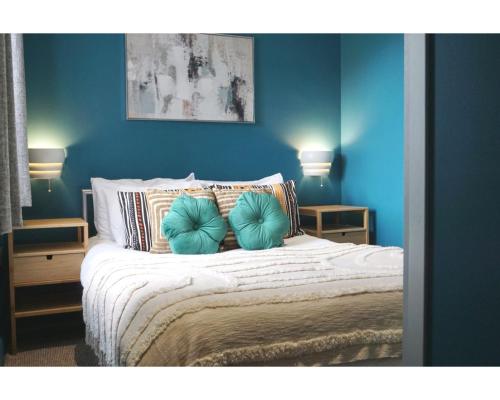 Six single beds Perfect for groups - image 12