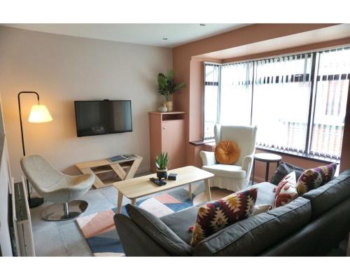 Six single beds Perfect for groups - image 6
