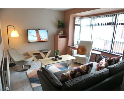 Six single beds Perfect for groups - image 9
