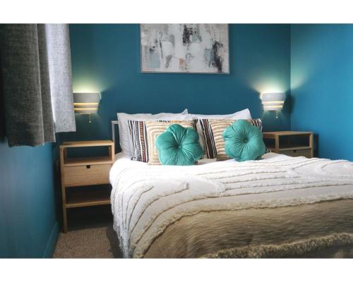 Six single beds Perfect for groups - image 11