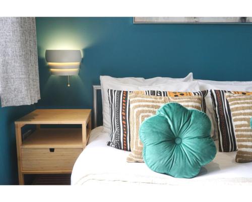 Six single beds Perfect for groups - image 8