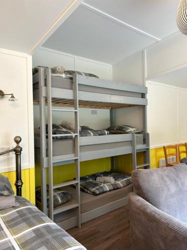 1Lochness glam lodges in North Kessock