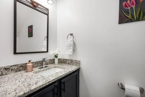 DT/2 Spacious 3BR Suites/FreeParking/SelfCheckin thumb 3