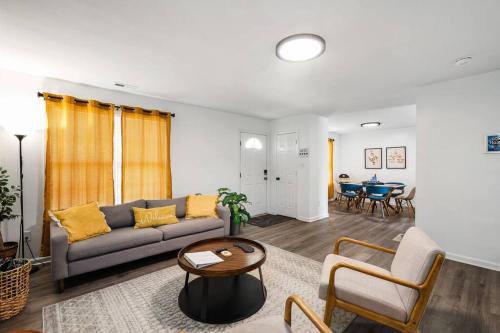 DT/2 Spacious 3BR Suites/FreeParking/SelfCheckin thumb 4